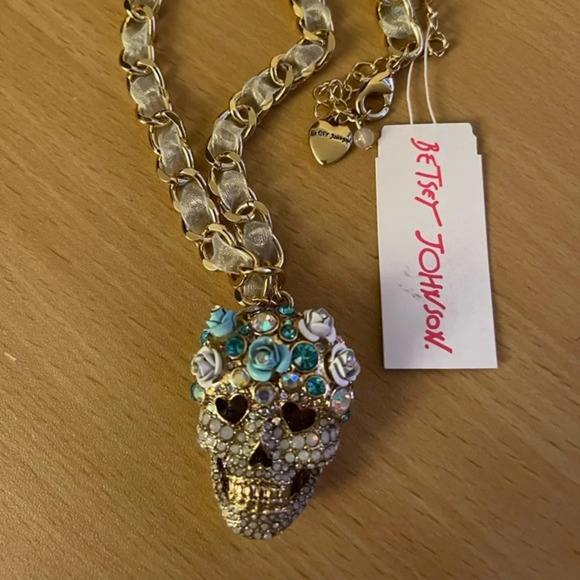 NWT Betsey Johsnon Sugar Skull Necklace - Picture 1 of 13